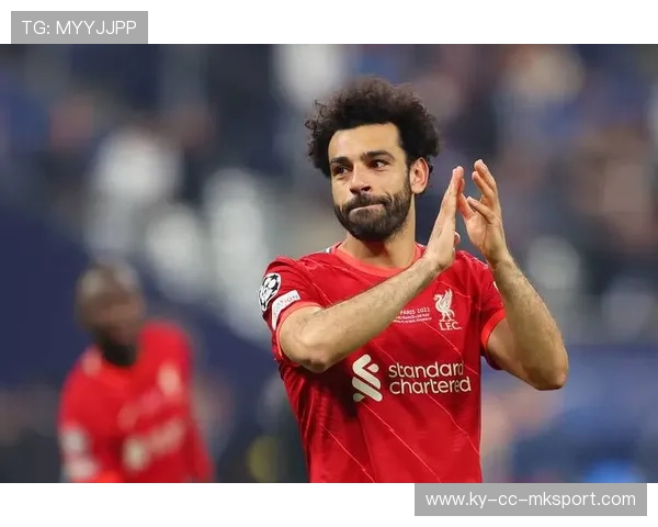 利物浦进攻从右路全面爆发，萨拉赫抽射偏出