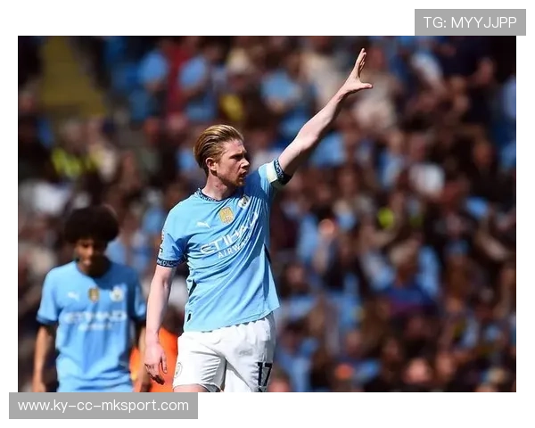 德布劳内禁区前沿搓传精准找到后插点，演绎现代足球的完美助攻